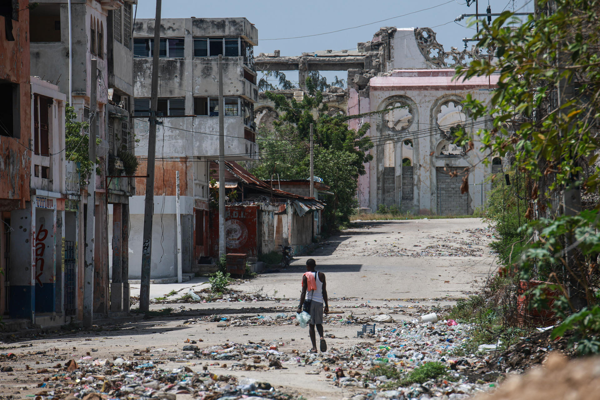 Una persona camina por una calle este lunes, en Puerto Príncipe (Haití). EFE/ Mentor David Lorens
