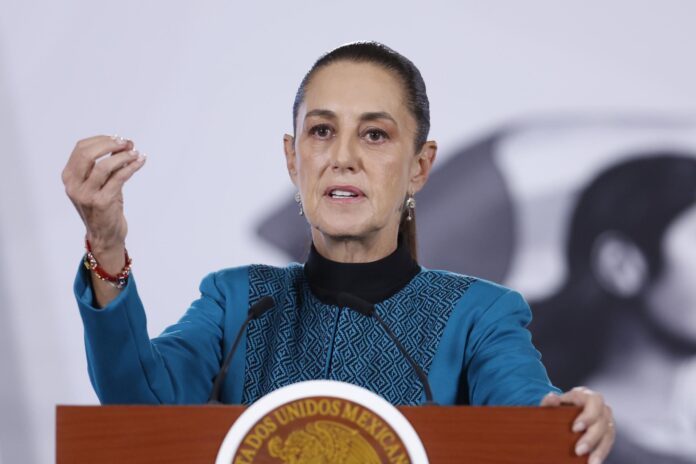 La presidenta de México, Claudia Sheinbaum, habla en una rueda de prensa este martes en el Palacio Nacional de Ciudad de México. EFE/Sáshenka Gutiérrez
