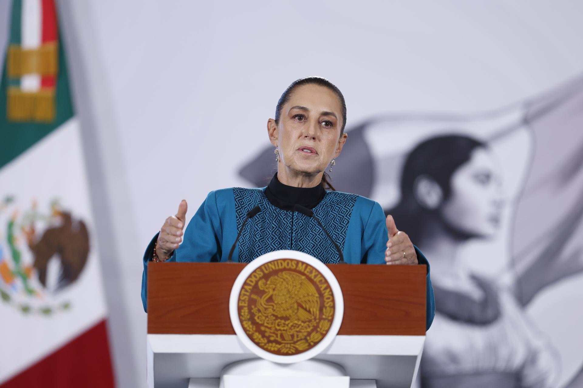 La presidenta de México, Claudia Sheinbaum, habla en una rueda de prensa este martes en el Palacio Nacional de Ciudad de México. EFE/Sáshenka Gutiérrez
