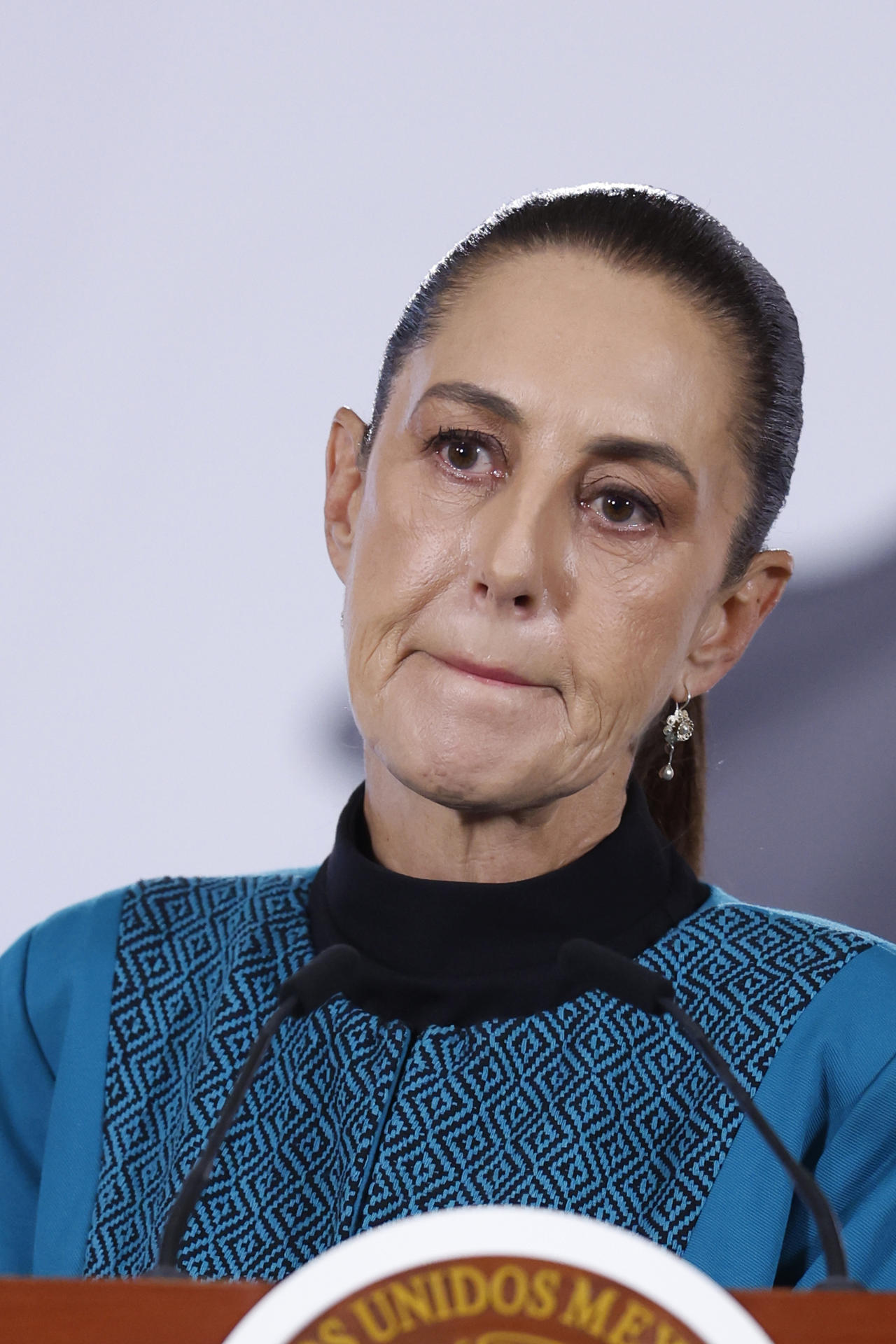 La presidenta de México, Claudia Sheinbaum, habla en una rueda de prensa este martes en el Palacio Nacional de Ciudad de México. EFE/Sáshenka Gutiérrez
