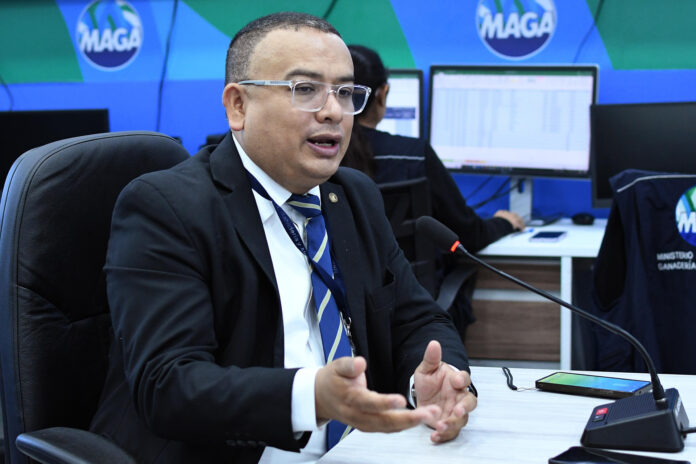 Fotografía del 25 de junio de 2026 que muestra al director de Información Geográfica, Estratégica y Gestión de Riesgos (Digegr) del Ministerio de Agricultura, Ganadería y Alimentación (MAGA) de Guatemala, Rafael López, hablando durante una entrevista con EFE en Ciudad de Guatemala (Guatemala). EFE/ Alex Cruz
