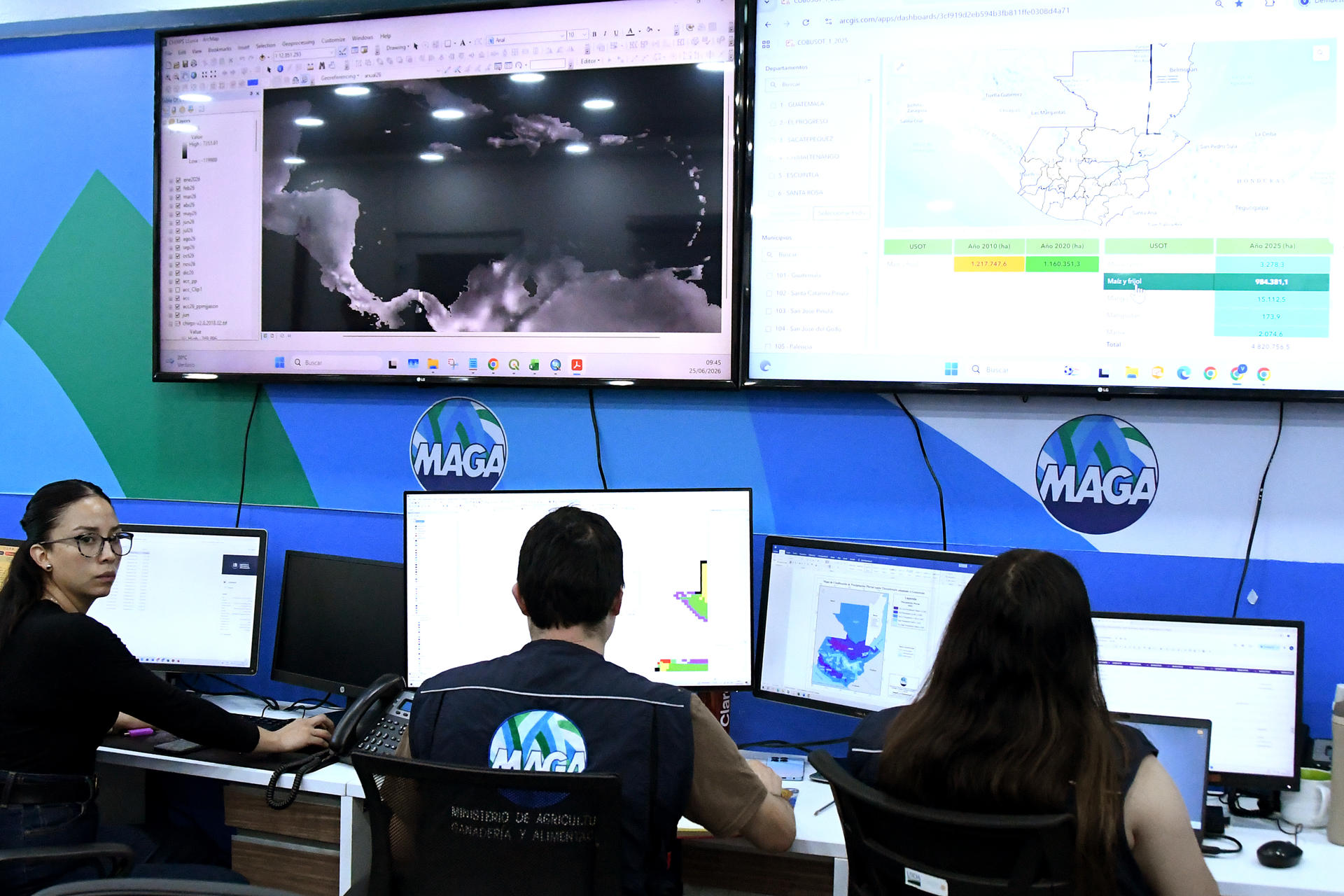 Fotografía del 25 de junio de 2026 que muestra personas monitoreando en el la Dirección de Información Geográfica, Estratégica y Gestión de Riesgos (Digegr) del Ministerio de Agricultura, Ganadería y Alimentación (MAGA) en Ciudad de Guatemala (Guatemala). EFE/ Alex Cruz
