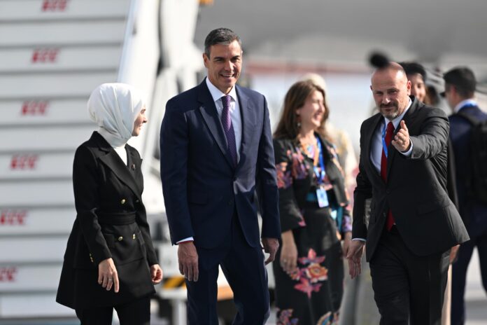 El presidente del Gobierno español, Pedro Sánchez (C), llega al aeropuerto de Ankara antes de la Cumbre de la OTAN 2026 de Jefes de Estado y de Gobierno en Ankara, Turquía, el 07 de julio de 2026. La cumbre tendrá lugar los días 07 y 08 de julio y se centrará en fortalecer la producción industrial de defensa y garantizar la ayuda militar a largo plazo para Ucrania. (Turquía, Ucrania) EFE/EPA/MUHAMMED ABDULLAH KURTAR / POOL
