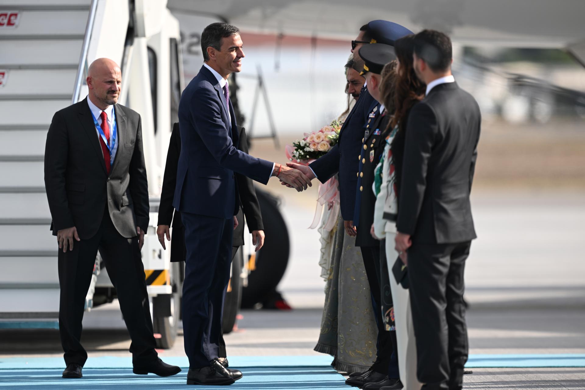 El primer ministro español Pedro Sánchez (C) llega al aeropuerto de Ankara antes de la Cumbre de la OTAN de Jefes de Estado y de Gobierno de 2026 en Ankara, Turquía, 07 de julio de 2026. La cumbre se celebra los días 07 y 08 de julio y se centra en fortalecer la producción industrial de defensa y garantizar ayuda militar a largo plazo para Ucrania. (Turquía, Ucrania) EFE/EPA/MUHAMMED ABDULLAH KURTAR / POOL
