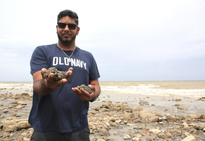 Fotografía del 5 de julio de 2026 del estudiante de la Universidad de Trinidad y Tobago Joshua Jadoo mostrando fragmentos de piritas surgidos por los terremotos de Venezuela en Cedros (Trinidad y Tobago). EFE/Andrea de Silva
