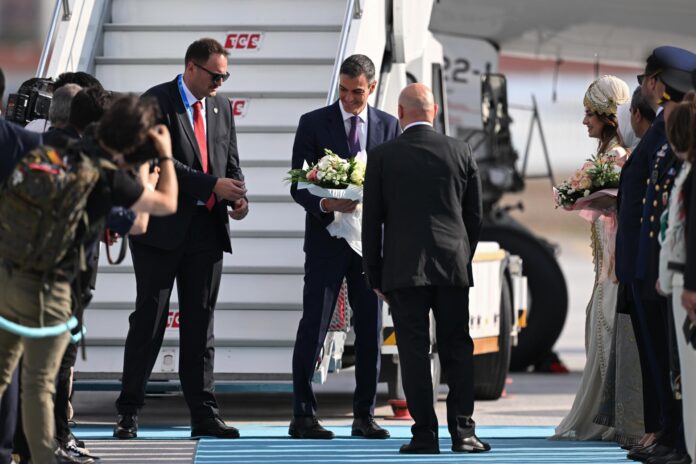 El presidente del Gobierno español, Pedro Sánchez (C), llega al aeropuerto de Ankara antes de la Cumbre de la OTAN de Jefes de Estado y de Gobierno 2026 que se celebrará en Ankara, Turquía, el 7 de julio de 2026. La cumbre tendrá lugar los días 7 y 8 de julio y se centrará en fortalecer la producción industrial de defensa y garantizar la ayuda militar a largo plazo para Ucrania. (Turquía, Ucrania) EFE/EPA/MUHAMMED ABDULLAH KURTAR / POOL
