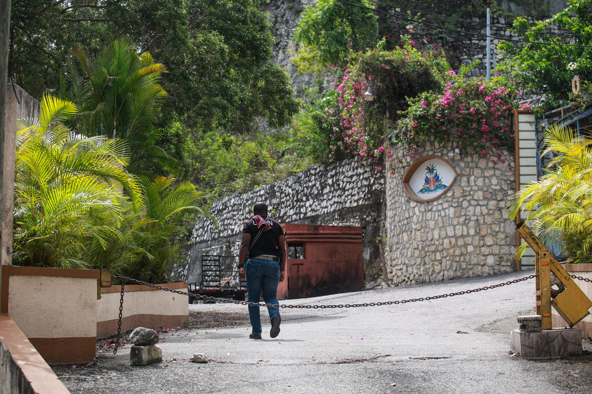 Un policía camina este lunes frente a la residencia donde fue asesinado el presidente Jovenel Moïse en Puerto Príncipe (Haití). EFE/ Mentor David Lorens