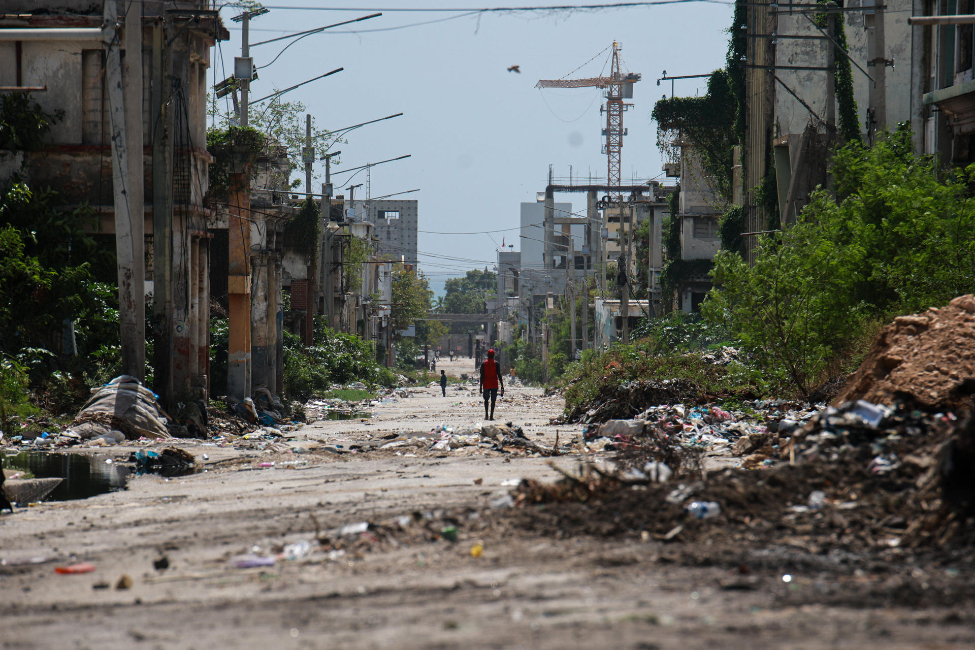 Una persona camina en una calle del centro este lunes en Puerto Príncipe (Haití). EFE/ Mentor David Lorens