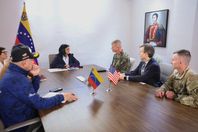 Fotografía difundida por el Palacio de Miraflores de la presidenta encargada de Venezuela, Delcy Rodríguez (c), junto al mayor general del Cuerpo de Marines de Estados Unidos Kevin J. Jarrard (3-i) y el encargado de negocios John M. Barrett (2-i) este viernes, en una reunión para coordinar labores humanitarias tras los dos terremotos, en Caracas (Venezuela). EFE/ Palacio de Miraflores /SOLO USO EDITORIAL/ SOLO DISPONIBLE PARA ILUSTRAR LA NOTICIA QUE ACOMPAÑA (CRÉDITO OBLIGATORIO)
