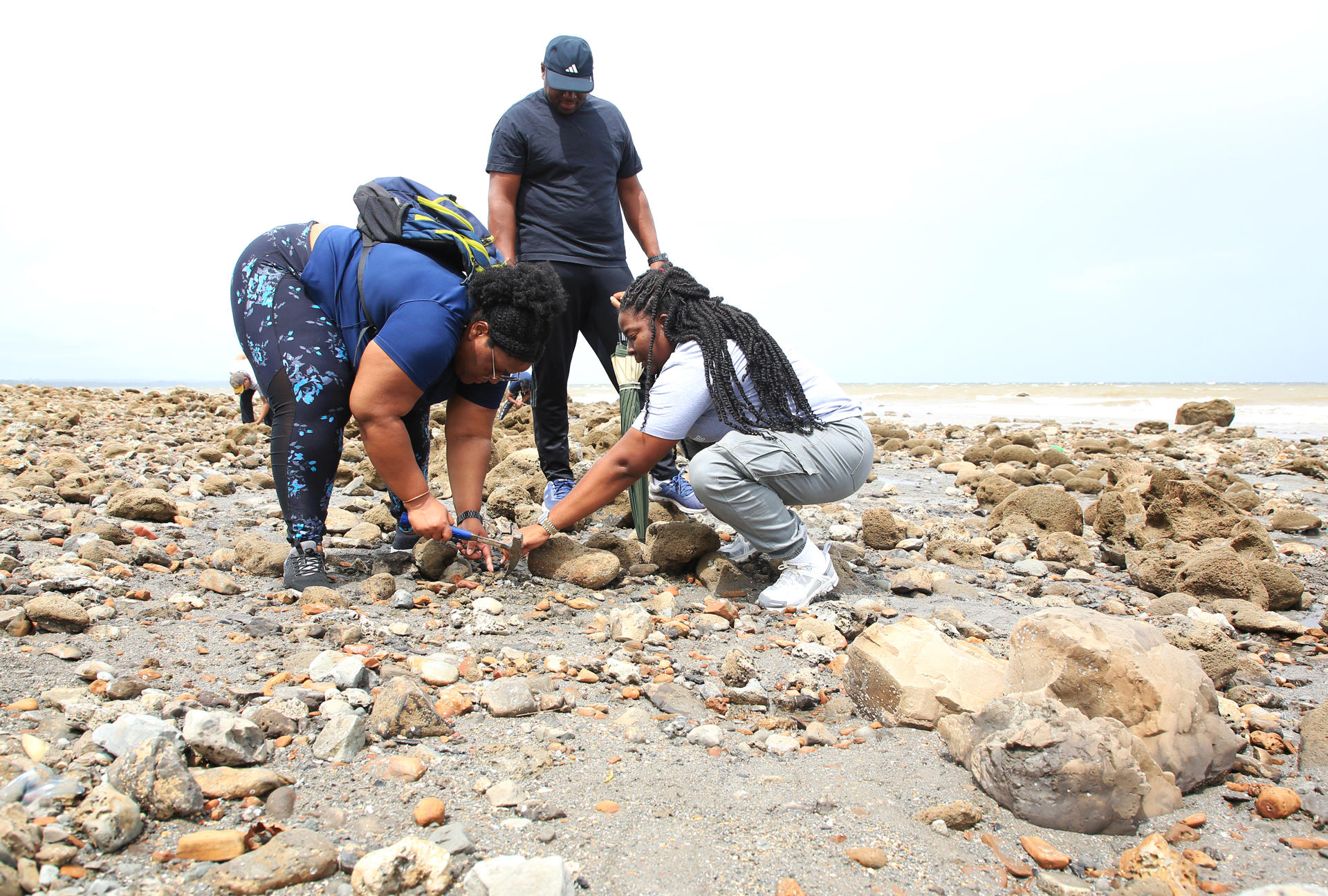 Fotografía del 5 de julio de 2026 de la profesora de la Universidad de Trinidad y Tobago, la geóloga Alexandra Gray (i), excavando un terreno en busca de piritas en Cedros (Trinidad y Tobago). Gray documentó también un desplazamiento de terreno de aproximadamente dos metros en la comunidad costera de L'Envieuse. EFE/Andrea de Silva
