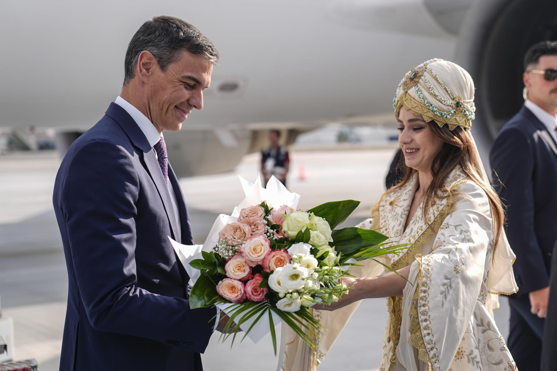 El presidente del Gobierno español, Pedro Sánchez (a la izquierda), llega al aeropuerto de Ankara antes de la Cumbre de la OTAN de 2026, que se celebrará en Ankara, Turquía, el 7 de julio de 2026. La cumbre tendrá lugar los días 7 y 8 de julio, y se centrará en fortalecer la producción industrial de defensa y garantizar la ayuda militar a largo plazo para Ucrania. (Turquía, Ucrania) EFE/EPA/OSMANCAN GURDOGAN / POOL