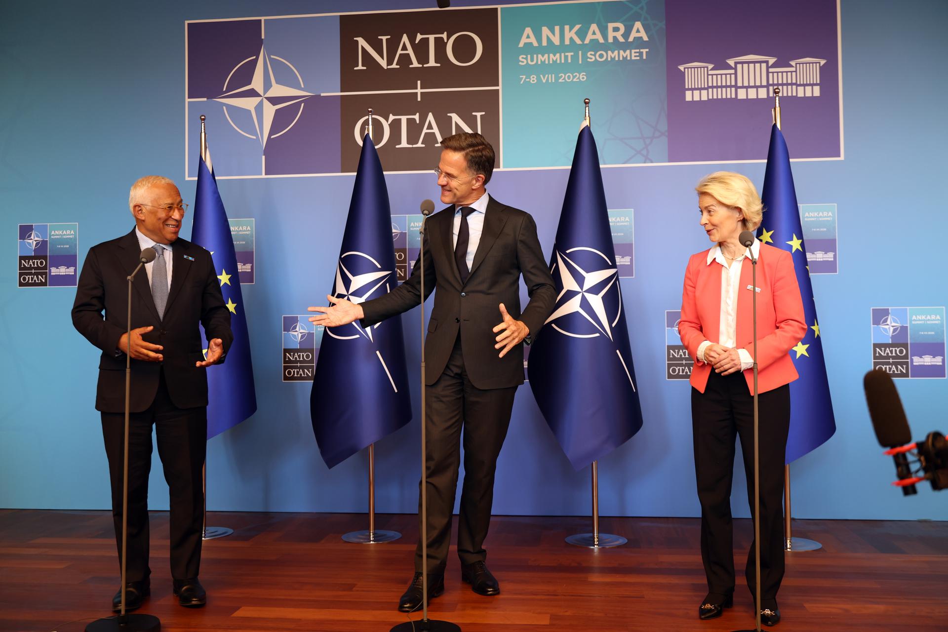 El secretario general de la OTAN, Mark Rutte (C), habla en una rueda de prensa junto al presidente del Consejo Europeo, Antonio Costa (L), y la presidenta de la Comisión Europea, Ursula von der Leyen (R), durante el Foro de la Industria de Defensa de la OTAN en Ankara, Turquía, el 7 de julio de 2026. La cumbre se celebra los días 7 y 8 de julio y se centra en fortalecer la producción industrial de defensa y garantizar la ayuda militar a largo plazo para Ucrania. (Turquía, Ucrania) EFE/EPA/GEORGI LICOVSKI
