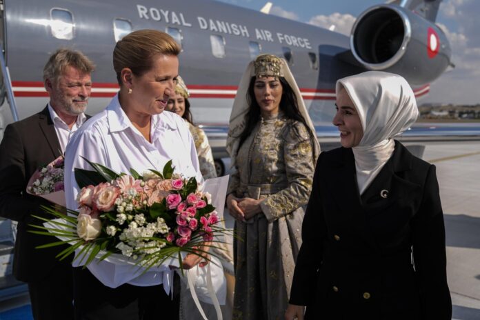La primera ministra danesa, Mette Frederiksen (L), es recibida por la ministra turca de Familia y Servicios Sociales, Mahinur Özdemir Göktas, a su llegada al aeropuerto de Ankara antes de la Cumbre de la OTAN 2026 de Jefes de Estado y de Gobierno en Ankara, Turquía, el 07 de julio de 2026. La cumbre se celebra los días 07 y 08 de julio y se centra en fortalecer la producción industrial de defensa y asegurar la ayuda militar a largo plazo para Ucrania. (Turquía, Ucrania) EFE/EPA/OSMANCAN GÜRDOĞAN / POOL
