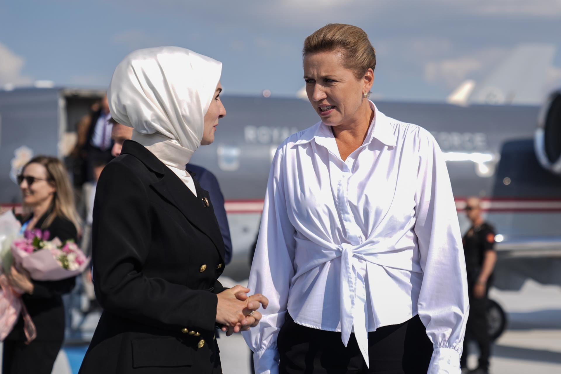 La primera ministra danesa Mette Frederiksen (D) es recibida por la ministra turca de Familia y Servicios Sociales, Mahinur Ozdemir Goktas, a su llegada al aeropuerto de Ankara antes de la Cumbre de la OTAN 2026 en Ankara, Turquía, el 7 de julio de 2026. La cumbre se celebra los días 7 y 8 de julio y se centra en fortalecer la producción industrial de defensa y asegurar la ayuda militar a largo plazo para Ucrania. (Turquía, Ucrania) EFE/EPA/OSMANCAN GÜRDOĞAN / POOL