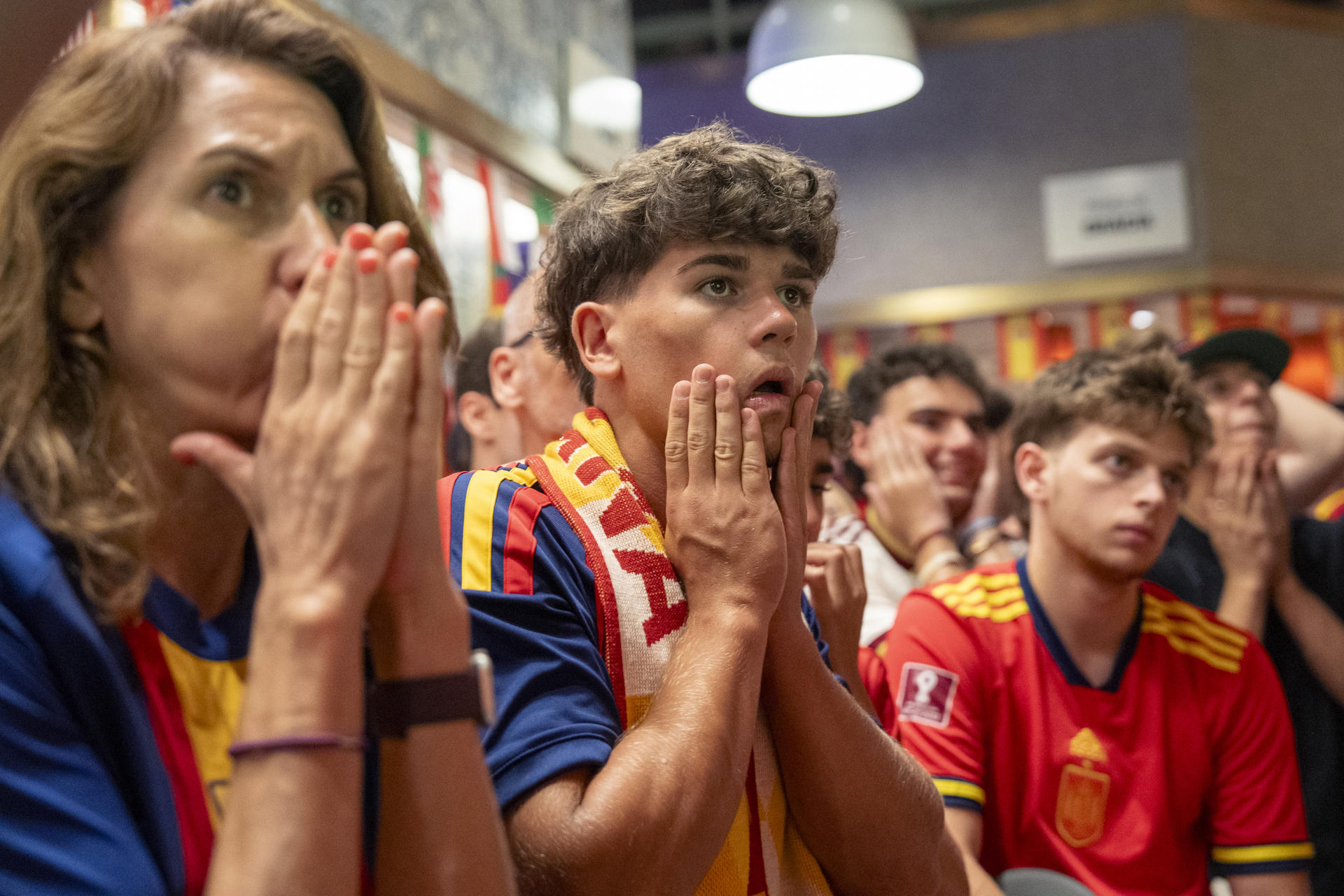Más de 800 españoles celebraron en el Mercado Little Spain de Nueva York la clasificación de España para los cuartos de final del Mundial bajo el éxtasis del gol del triunfo de Mikel Merino ante Portugal y con una comunidad entregada a la selección: "No podemos pedir más". EFE/ Ángel Colmenares
