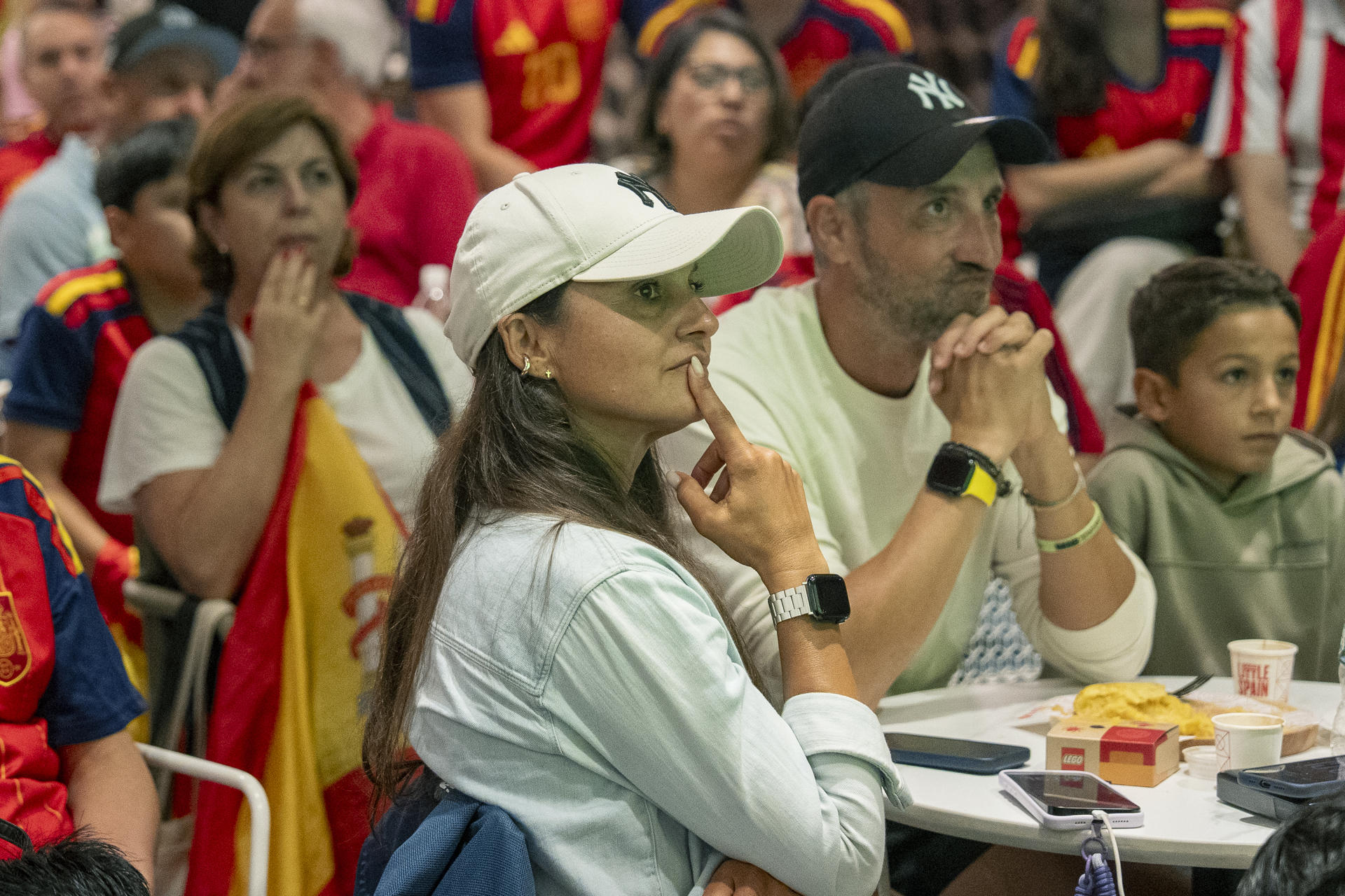 Más de 800 españoles celebraron en el Mercado Little Spain de Nueva York la clasificación de España para los cuartos de final del Mundial bajo el éxtasis del gol del triunfo de Mikel Merino ante Portugal y con una comunidad entregada a la selección: "No podemos pedir más". EFE/ Ángel Colmenares
