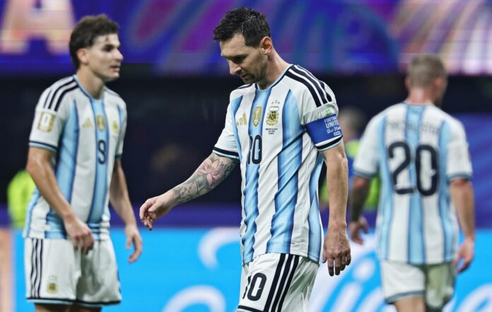 El delantero argentino Lionel Messi  se lamenta durante el partido de octavos de final entre Argejntina y Egipto en Atlanta, USA. EFE/EPA/RONALD WITTEK
