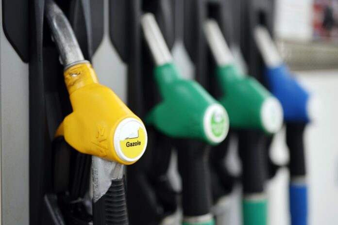 Vista de archivo de una gasolinera con varios surtidores en la localidad francesa de Clermont.   EFE/EPA/HORCAJUELO GUILLAUME
