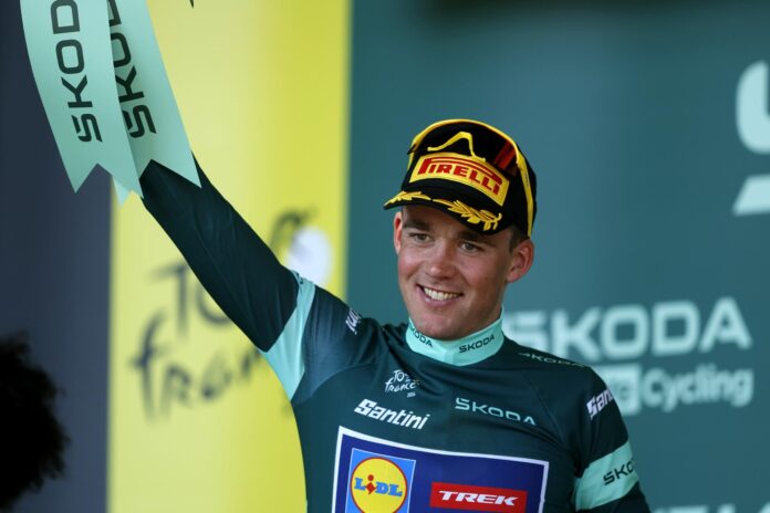 El danés Mads Pedersen celebra la victoria en la cuarta etapa con final en Foix. EFE/EPA/GUILLAUME HORCAJUELO

