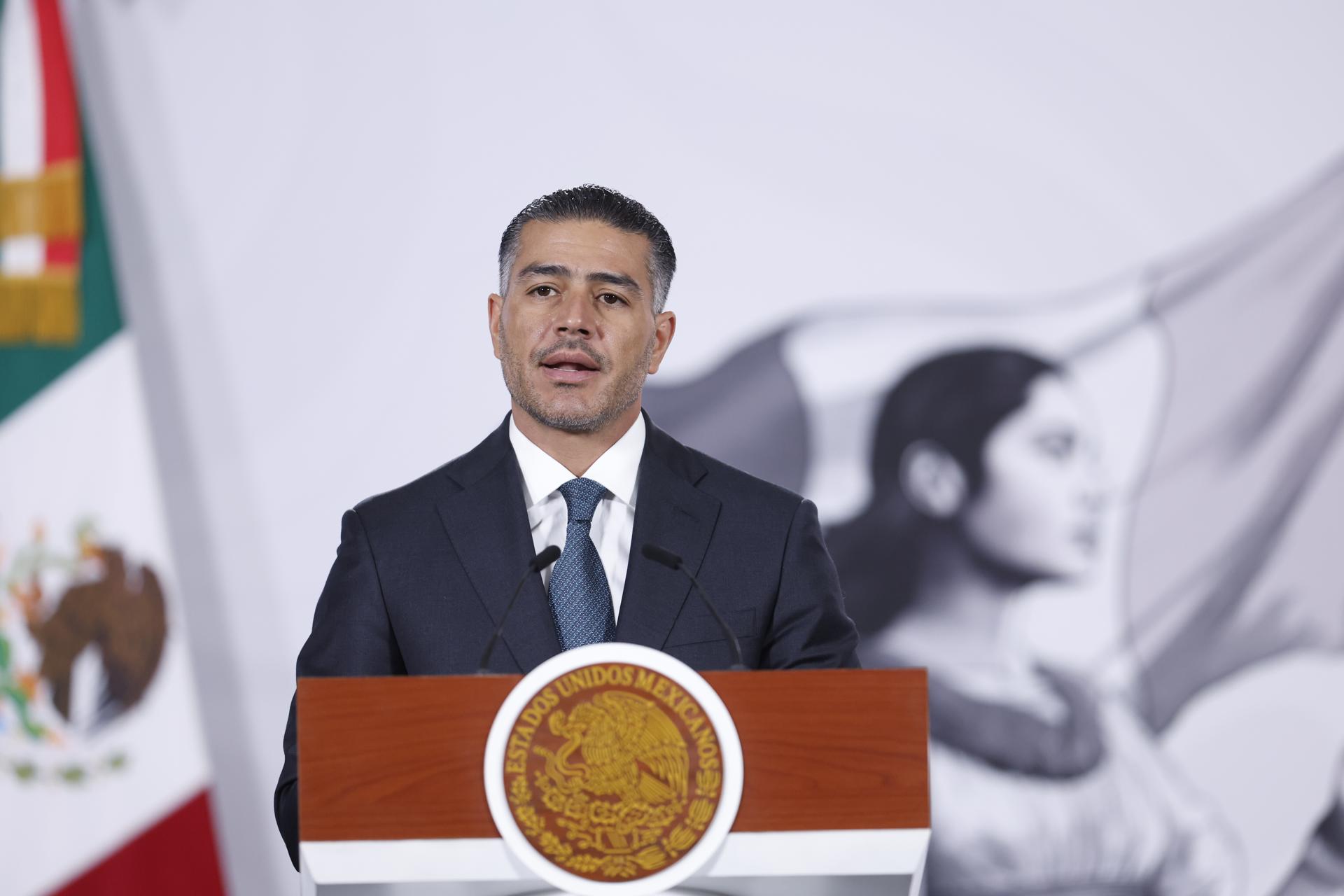 El titular de la Secretaría de Seguridad y Protección Ciudadana, Omar García Harfuch, habla en una rueda de prensa este martes, en el Palacio Nacional de Ciudad de México (México). EFE/Sáshenka Gutiérrez

