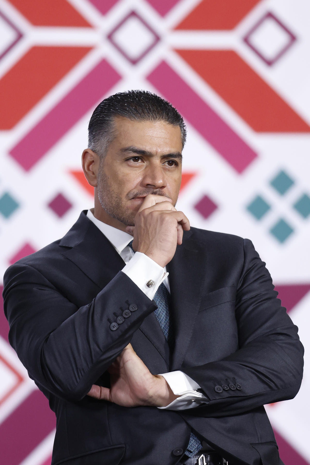 El titular de la Secretaría de Seguridad y Protección Ciudadana, Omar García Harfuch, reacciona en una rueda de prensa este martes, en el Palacio Nacional de Ciudad de México (México). EFE/Sáshenka Gutiérrez
