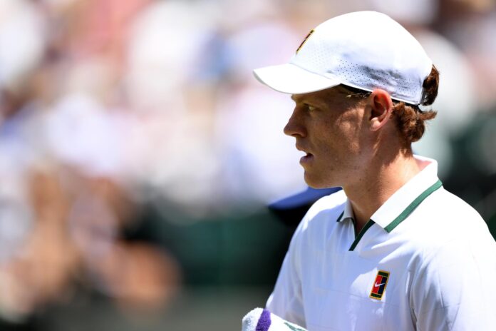 El italiano Jannik Sinner, vigente campeón, en su partido de cuartos de final de Wimbledon, Londres. Reino Unido. EFE/EPA/DANIEL HAMBURY
