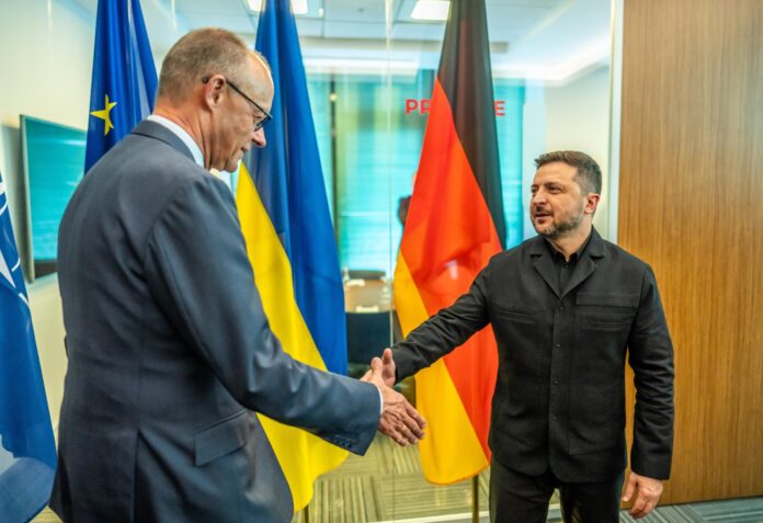 El canciller alemán Friedrich Merz (izquierda) saluda al presidente ucraniano Volodímir Zelenski antes de una reunión bilateral en el marco de la cumbre de la OTAN 2026 en Ankara, Turquía, el 7 de julio de 2026. La cumbre se celebra los días 7 y 8 de julio y se centra en fortalecer la producción industrial de defensa y garantizar ayuda militar a largo plazo para Ucrania. (Turquía, Ucrania) EFE/EPA/Michael Kappeler / POOL
