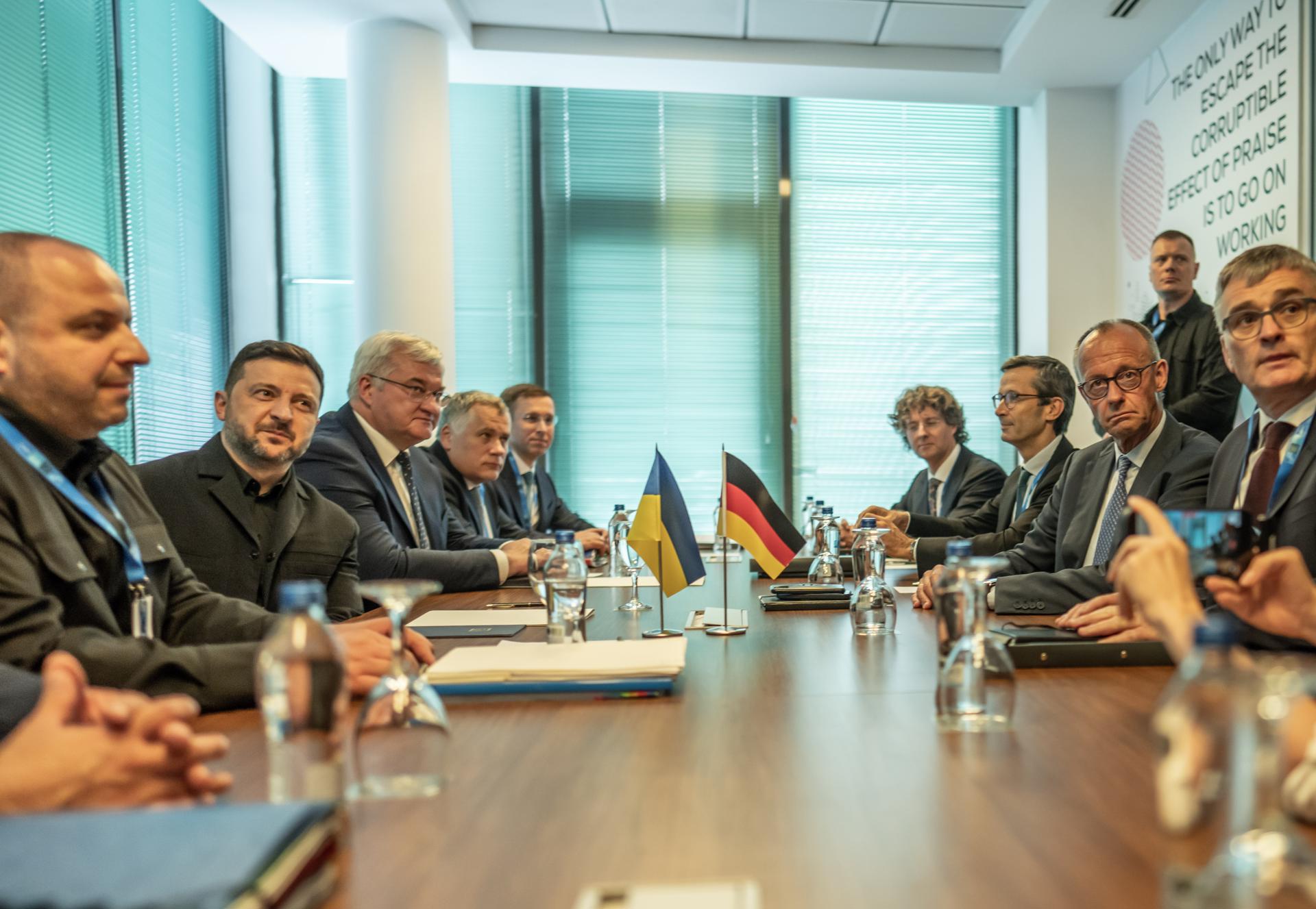 El canciller alemán Friedrich Merz (2-R) y el presidente ucraniano Volodímir Zelenski (2-L) asisten a una reunión bilateral en los márgenes de la Cumbre de la OTAN 2026 en Ankara, Turquía, el 7 de julio de 2026. La cumbre se celebra los días 7 y 8 de julio, con el enfoque en fortalecer la producción industrial de defensa y asegurar ayuda militar a largo plazo para Ucrania. (Turquía, Ucrania) EFE/EPA/Michael Kappeler / POOL