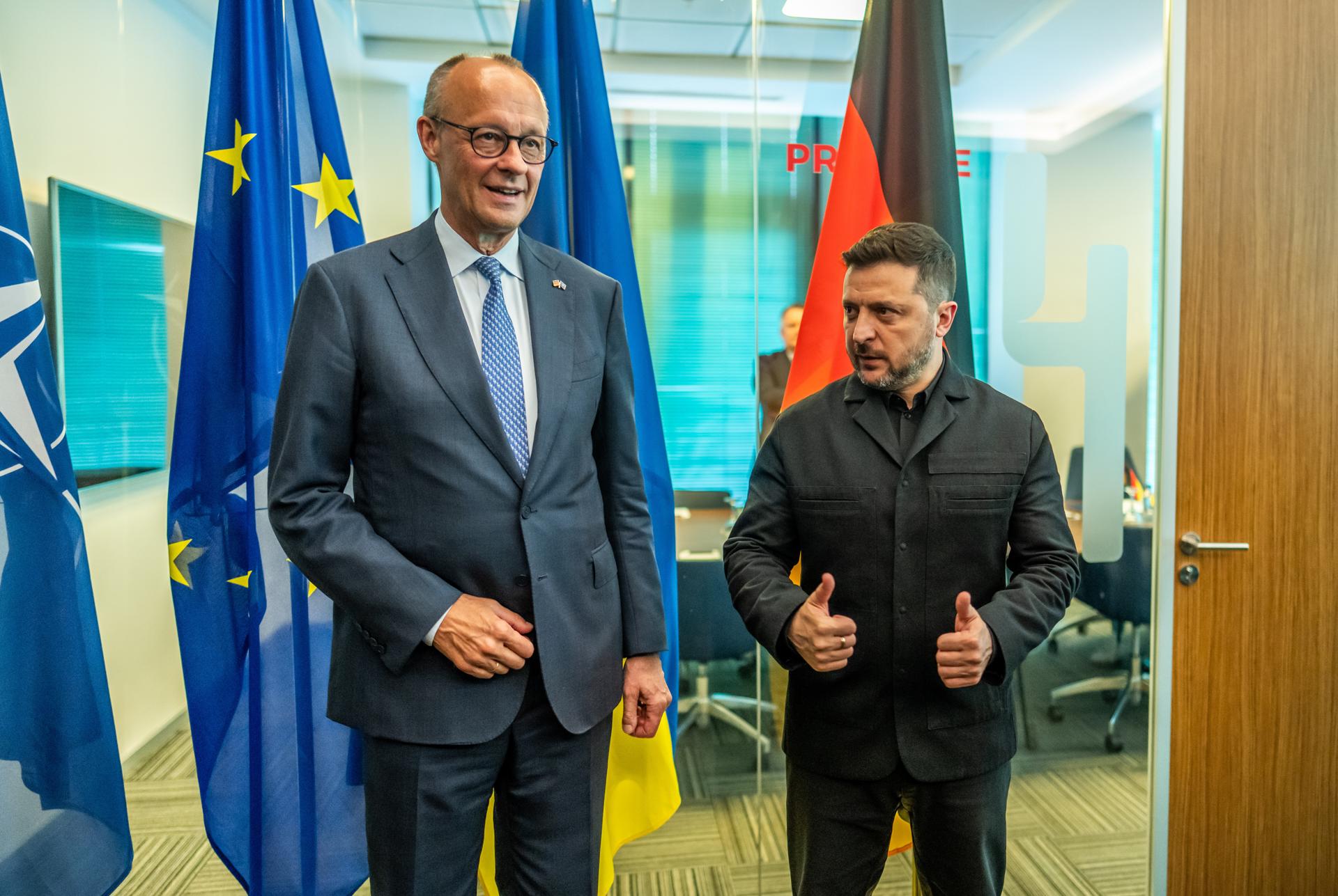 El canciller alemán Friedrich Merz (izquierda) posa junto al presidente ucraniano Volodímir Zelenski antes de una reunión bilateral en el marco de la cumbre de la OTAN 2026, que se celebra en Ankara (Turquía) los días 7 y 8 de julio de 2026. La cumbre se centra en fortalecer la producción industrial de defensa y garantizar ayuda militar a largo plazo para Ucrania. (Turquía, Ucrania) EFE/EPA/Michael Kappeler / POOL