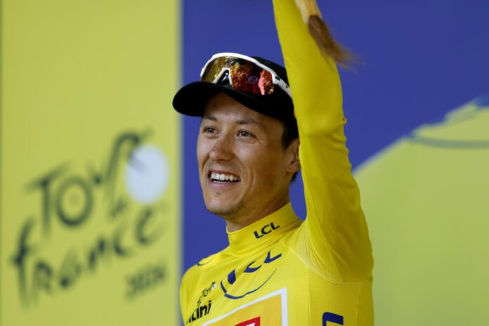 El noruego Torstein Traeen, del Uno-X Mobility, con el maillot amarillo tras la cuarta etapa con final en Foix EFE/EPA/GUILLAUME HORCAJUELO
