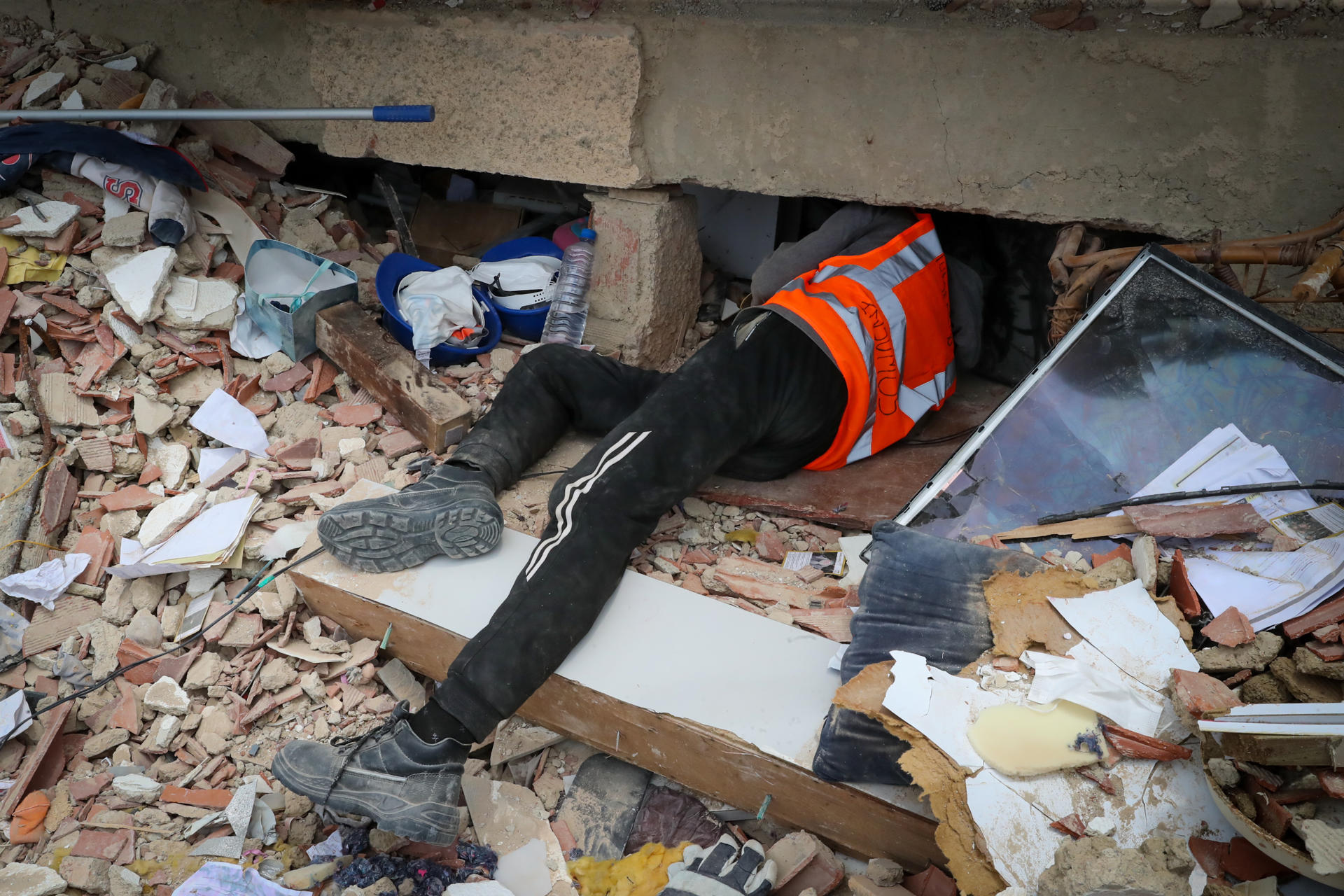 Un minero artesanal trabaja en las ruinas este martes, en Caraballeda (Venezuela). EFE/ Raul Martínez