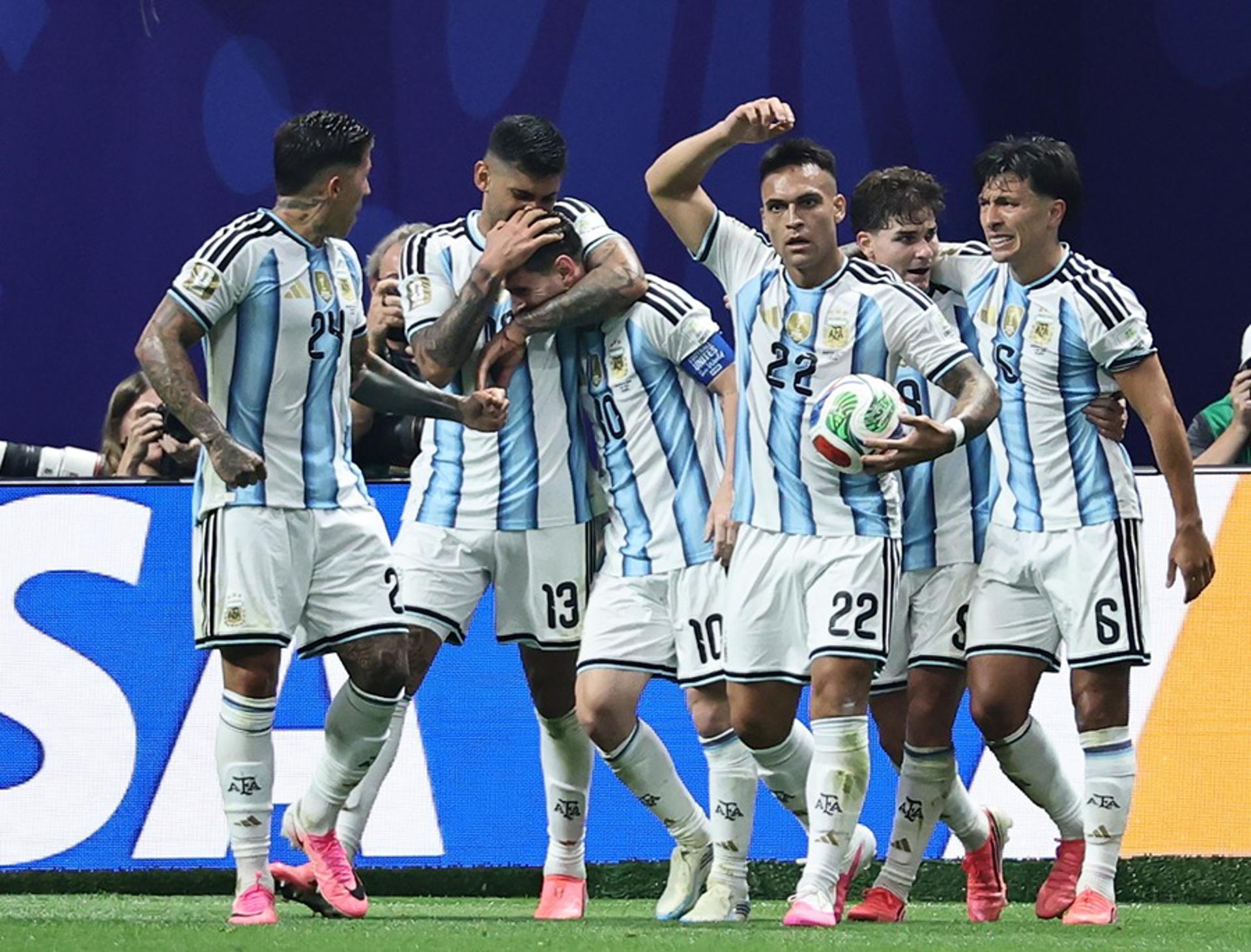 Lionel Messi, de Argentina (3-i), celebra con sus compañeros tras marcar el gol de empate 2-2 durante el partido de octavos de final de la Copa Mundial de la FIFA 2026. EFE/EPA/RONALD WITTEK