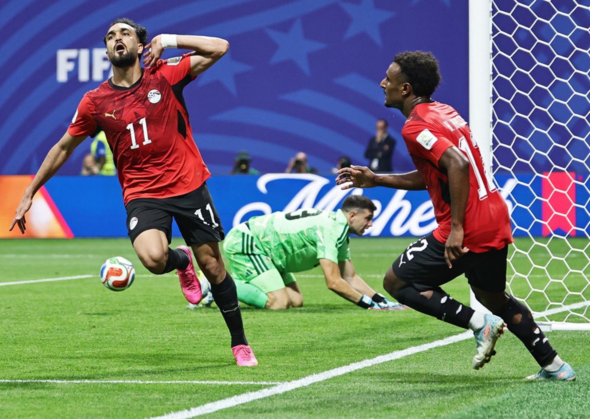 Mostafa Ziko, de Egipto (izquierda), marca el 0-2 durante el partido de la ronda de octavos de final del Mundial de la FIFA 2026. EFE/EPA/RONALD WITTEK