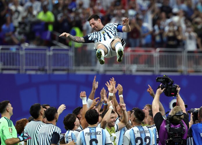 Lionel Messi, de Argentina, es celebrado por sus compañeros tras ganar el partido de octavos de final de la Copa Mundial de la FIFA 2026. EFE/EPA/CRISTOBAL HERRERA-ULASHKEVICH
