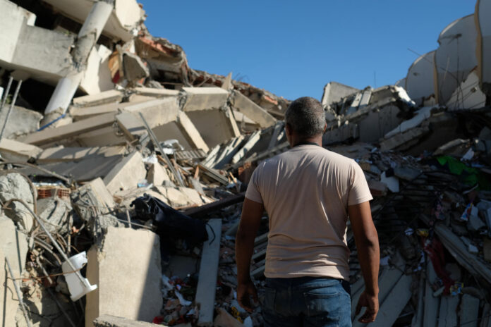 Una persona observa los escombros del edificio Tahiti luego del doble terremoto de 7,2 y 7,5, del pasado 24 de Junio, este martes en La Guaira (Venezuela). EFE/ Xaume Olleros

