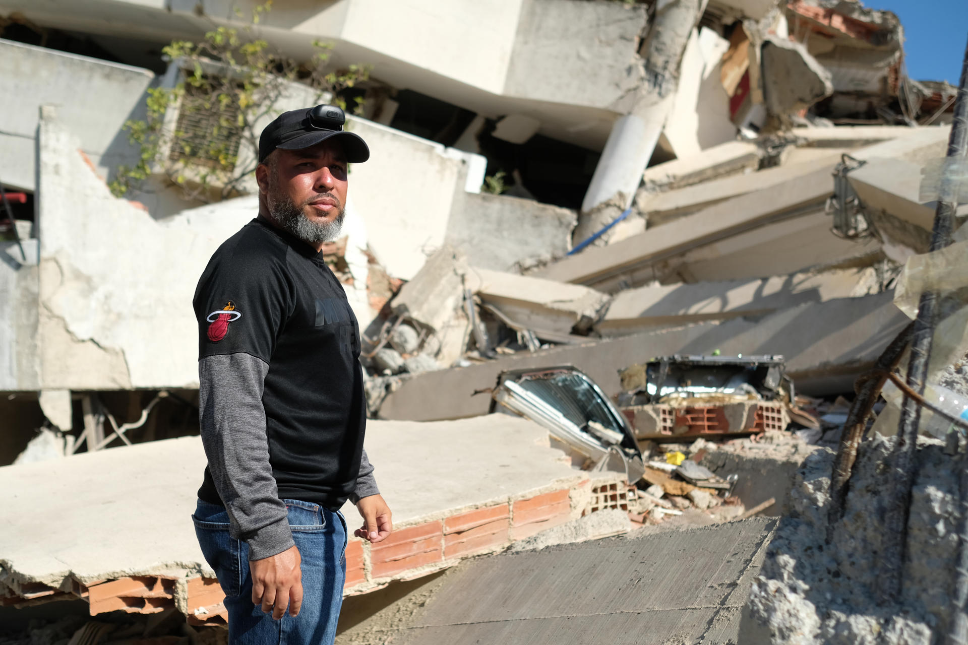 Francisco Bastardo padre de Fabio, el niño atrapado bajo las ruinas del edificio Tahiti, posa este martes en La Guaira (Venezuela). EFE/ Xaume Olleros
