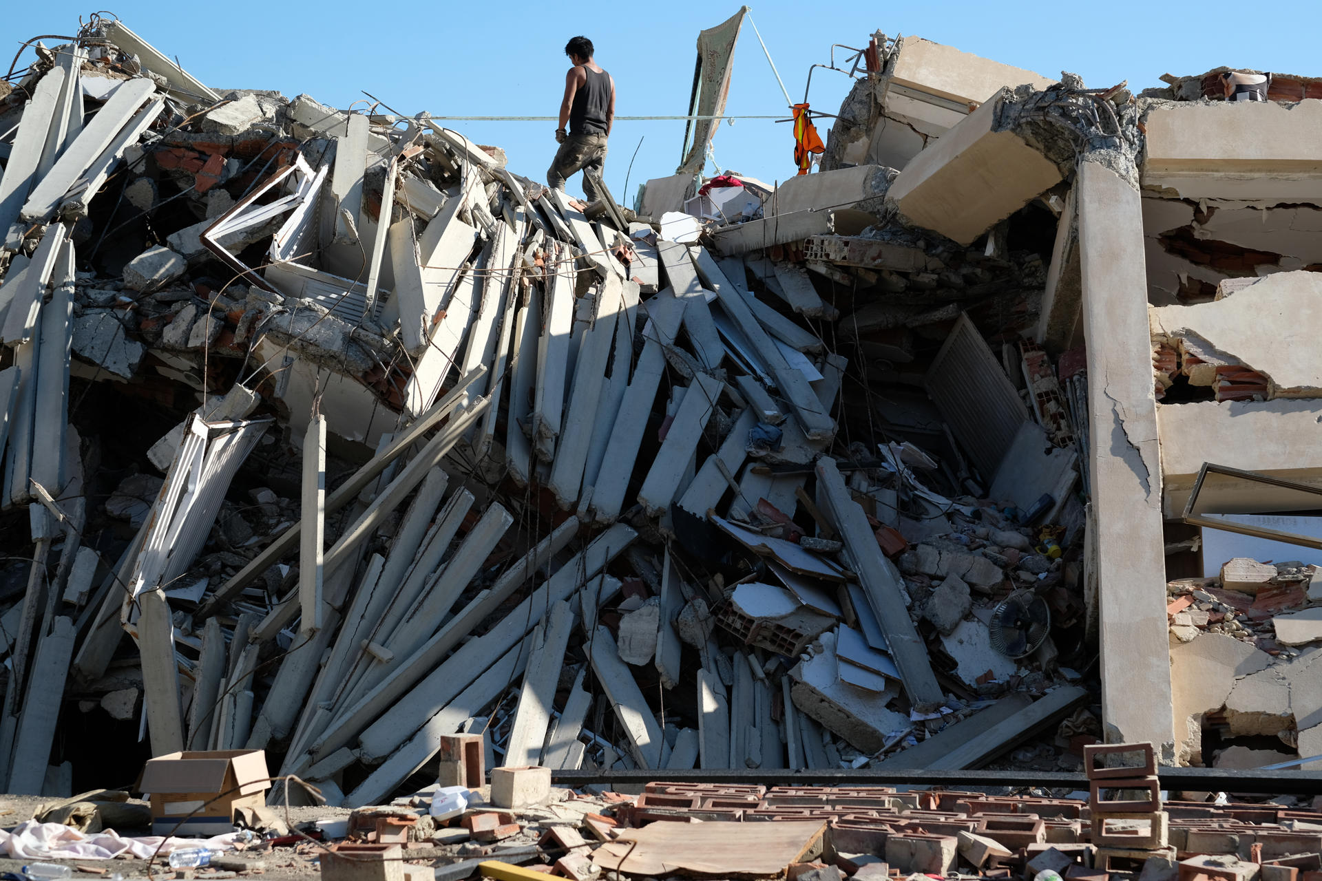 Una persona observa los escombros del edificio Tahiti luego del doble terremoto de 7,2 y 7,5, del pasado 24 de Junio, este martes en La Guaira (Venezuela). EFE/ Xaume Olleros

