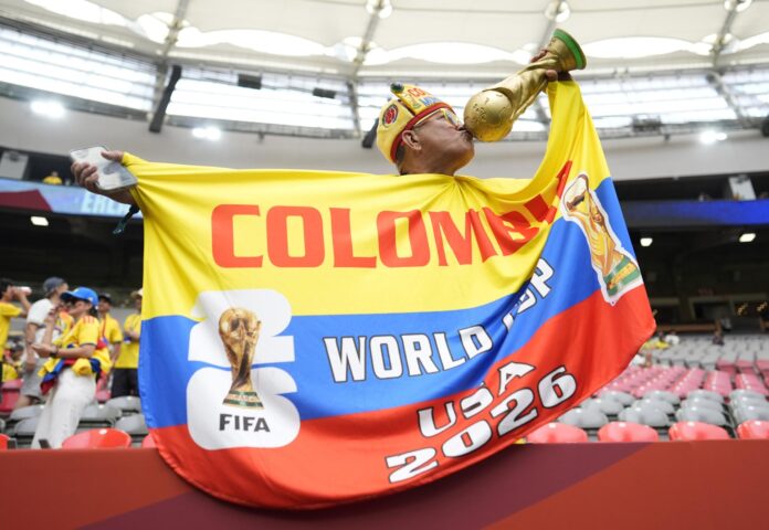 Los aficionados de Colombia posan para una foto antes del partido de octavos de final del Mundial 2026 ante Suiza en Vancouver, Canadá. EFE/EPA/BOB FRID
