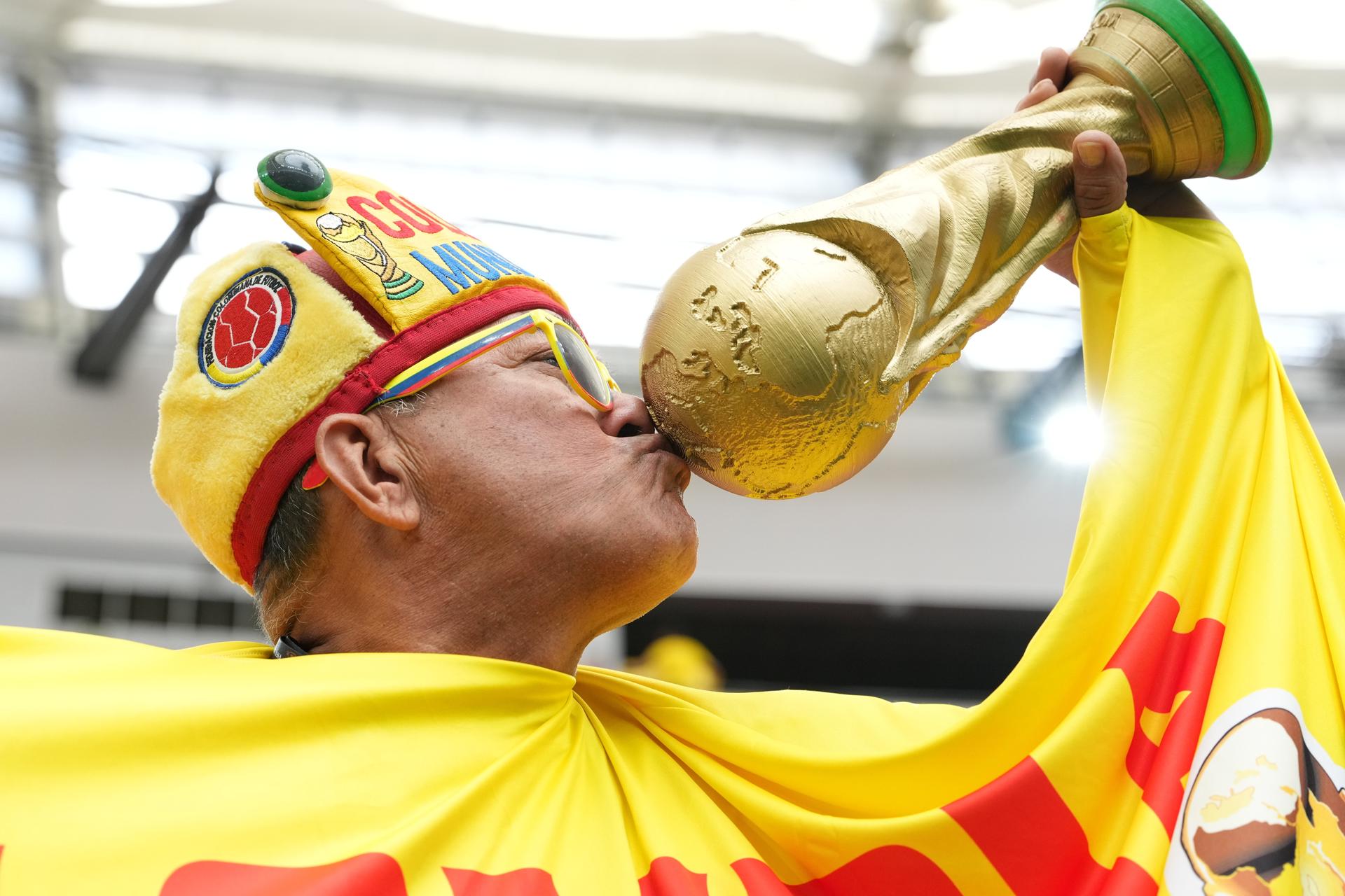 Los aficionados de Colombia posan para una foto antes del partido de octavos de final del Mundial 2026 ante Suiza en Vancouver, Canadá. EFE/EPA/BOB FRID
