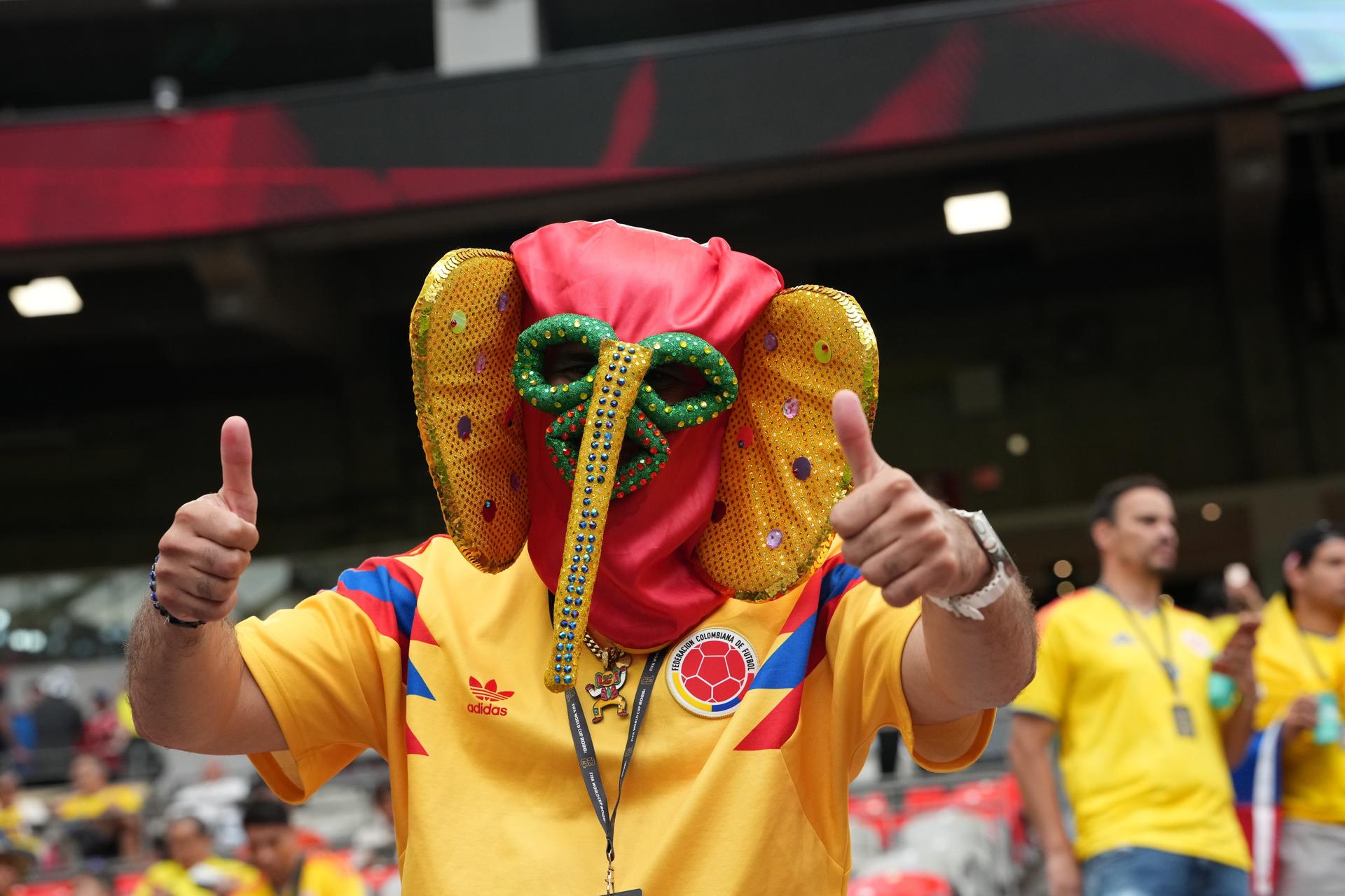 Los aficionados de Colombia posan para una foto antes del partido de octavos de final del Mundial 2026 ante Suiza en Vancouver, Canadá. EFE/EPA/BOB FRID
