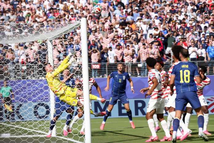 El portero Matt Freese de EE.UU. (i) en acción durante el partido de la Copa Mundial FIFA 2026. EFE/EPA/BENJAMIN FANJOY
