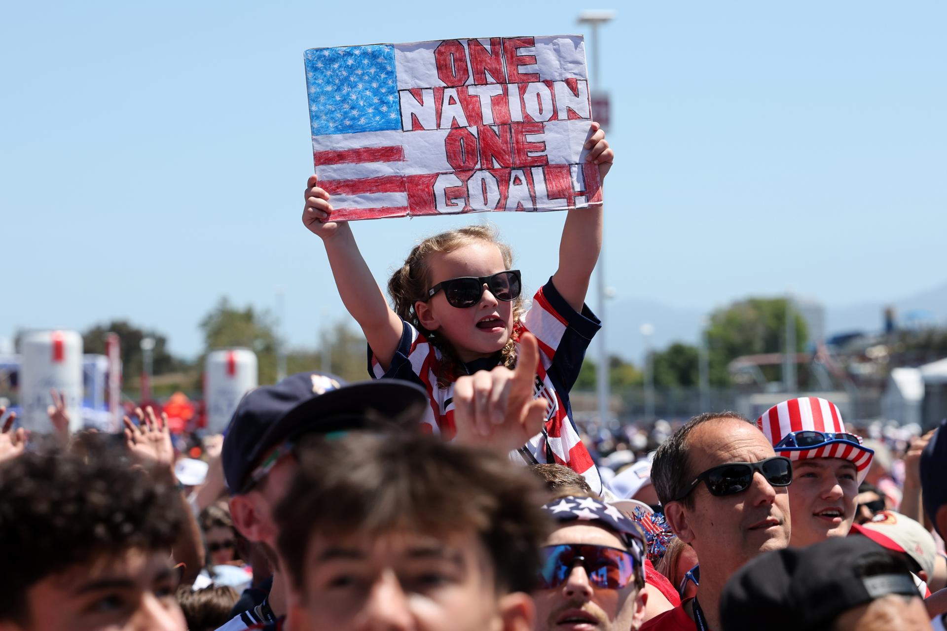Un joven aficionado estadounidense sostiene un cartel antes del partido de octavos de final de la Copa Mundial de la FIFA 2026. EFE/EPA/BENJAMIN FANJOY