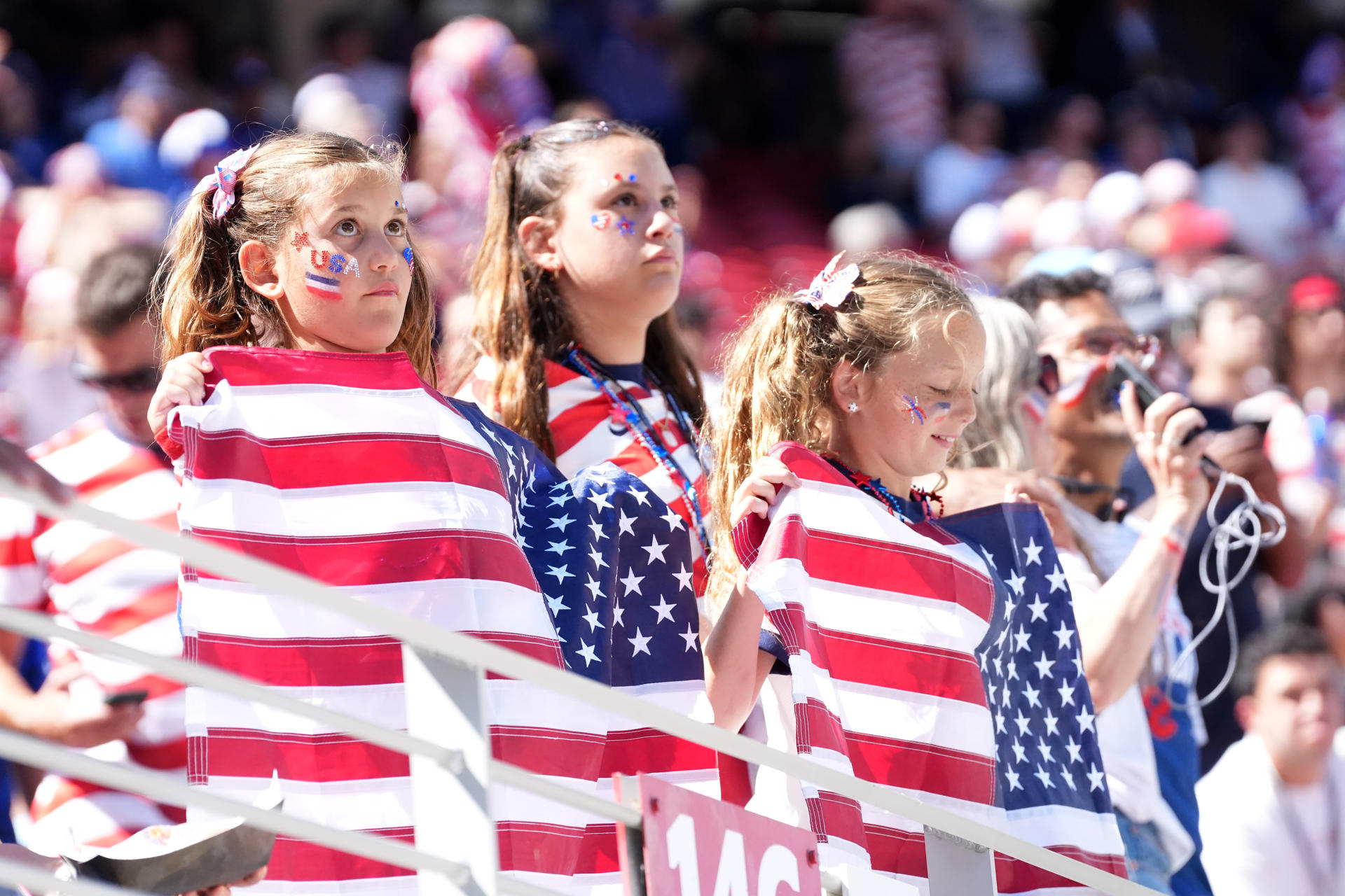 Aficionadas de Estados Unidos reaccionan previo a un partido del Mundial de la FIFA 2026. EFE/ Omar Alonso