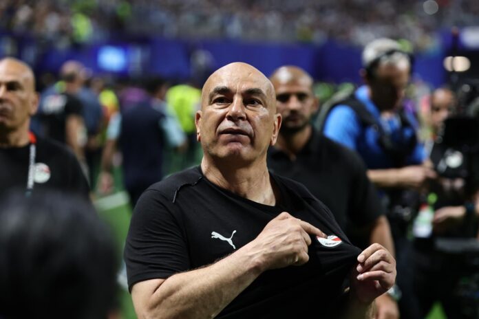 Hossam Hassan,seleccionador de Egipto, afirmó que el resultado del partido frente a Argentina se vio influido por factores internos y externos. EFE/EPA/RONALD WITTEK
