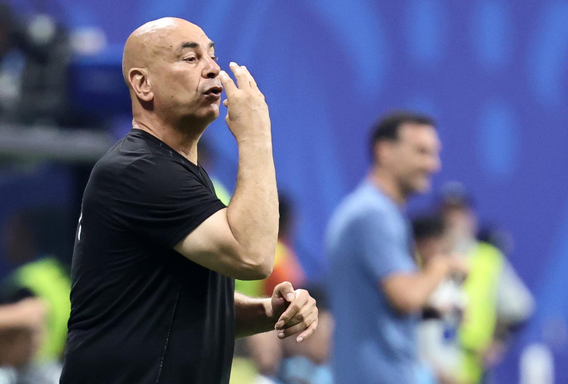 Hossam Hassan,seleccionador de Egipto, afirmó que el resultado del partido frente a Argentina se vio influido por factores internos y externos. EFE/EPA/RONALD WITTEK
