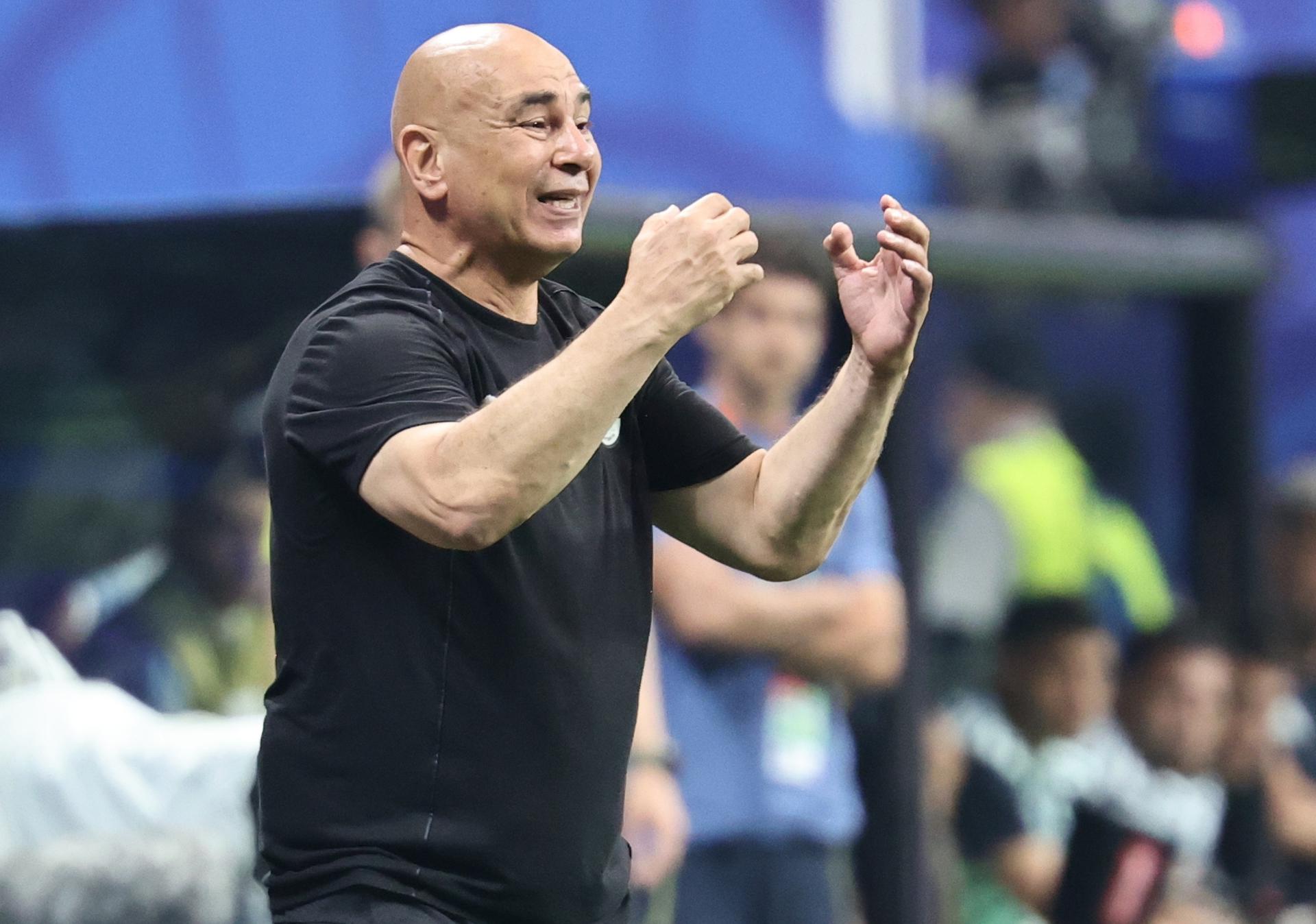 Hossam Hassan,seleccionador de Egipto, afirmó que el resultado del partido frente a Argentina se vio influido por factores internos y externos. EFE/EPA/RONALD WITTEK