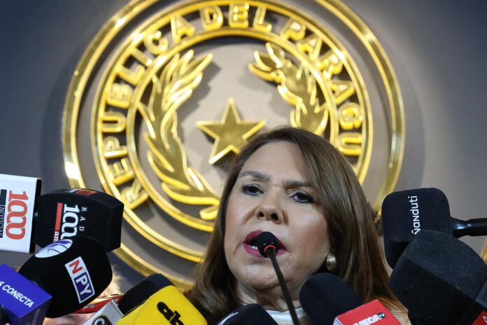 La senadora paraguaya Celeste Amarilla habla durante una rueda de prensa este martes, en Asunción (Paraguay). EFE/ Juan Pablo Pino
