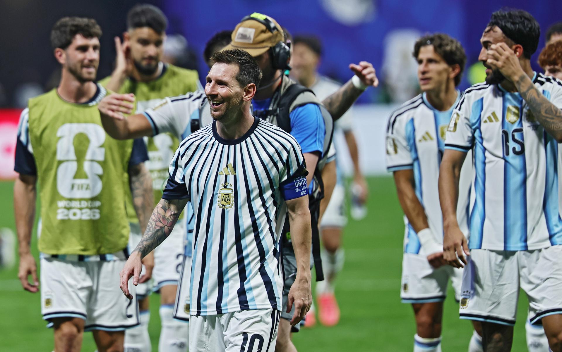 Lionel Messi comanda el festejo de Argentina tras imponerse por 3-2 a Egipto en el Mundial 2026. EFE/EPA/RONALD WITTEK