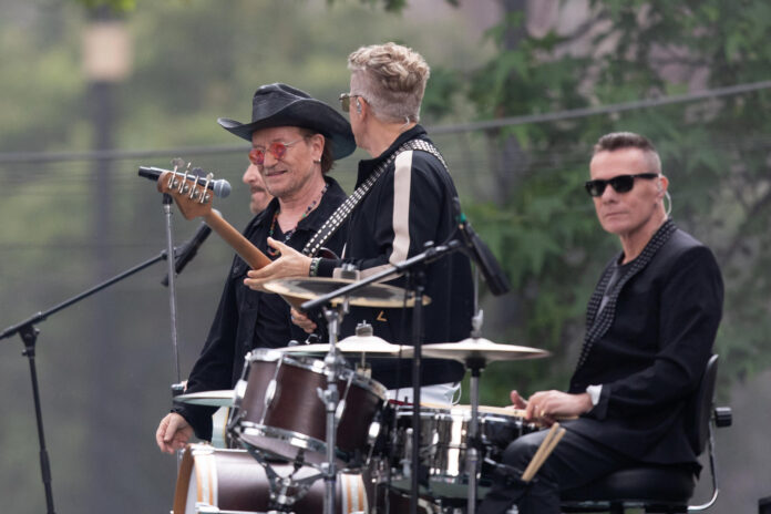 Desde la izquierda, los integrantes de la banda de rock irlandesa U2 The Edge, Bono, Adam Clayton y Larry Mullen Jr participan en la grabación de un video, en Ciudad de México (México). Imagen de archivo. EFE/ Madla Hartz
