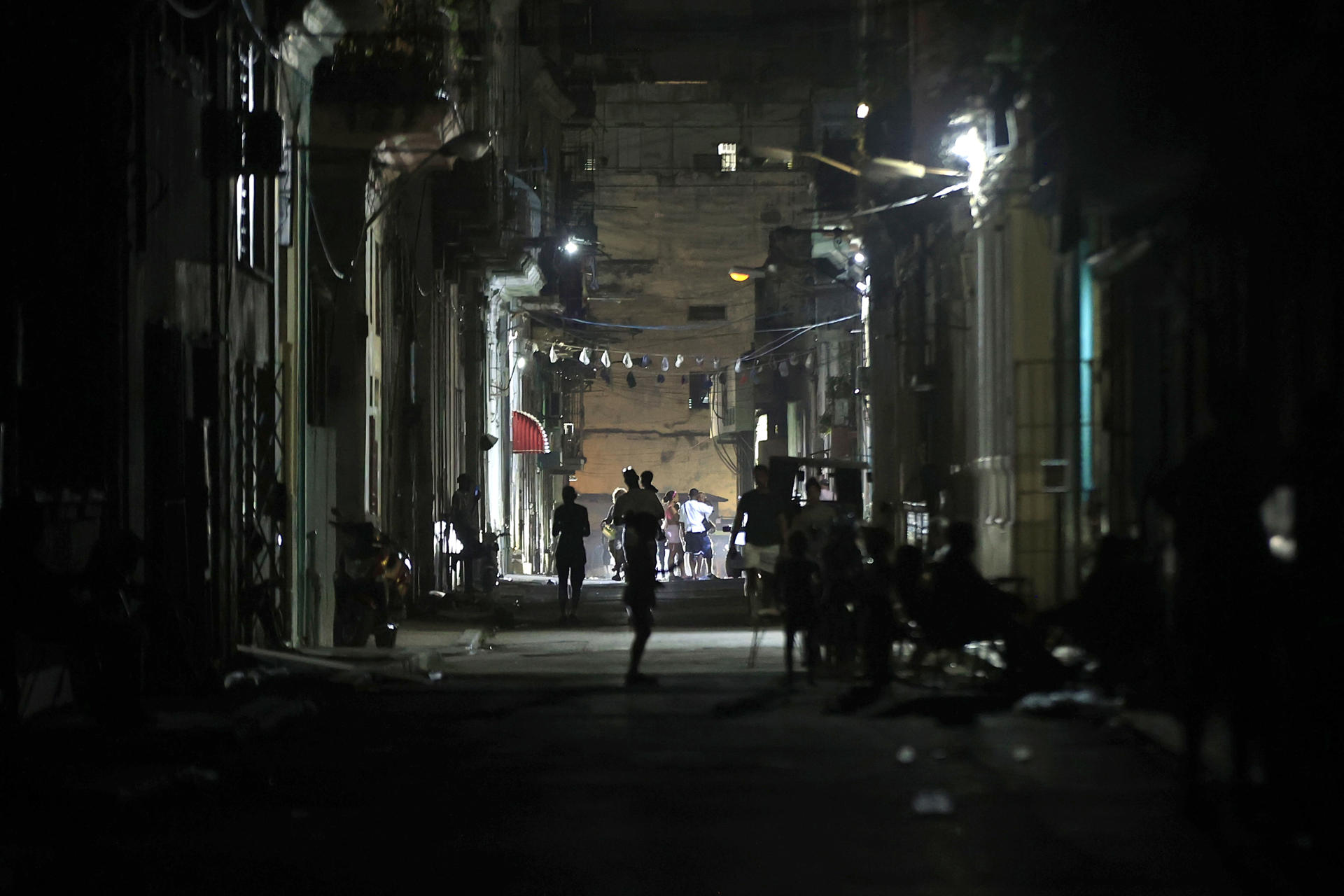 Personas caminan durante un apagón por una calle el 03 de julio de 2026 en La Habana (Cuba). EFE/ Ernesto Mastrascusa